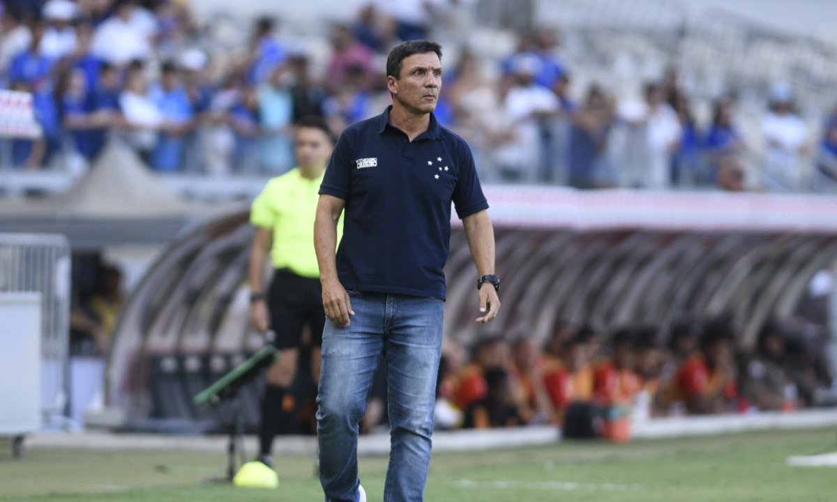 Zé Ricardo à beira da área técnica do Cruzeiro (foto: Ramon Lisboa/EM/D.A.Press)