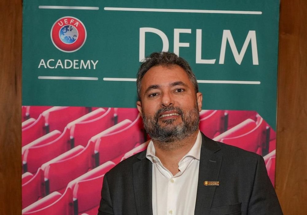 Alexandre Mattos com certificado da Uefa (foto: Reprodução/Redes Sociais)