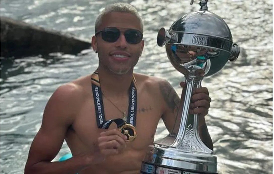 Alexsander, do Fluminense,, com a taça da Libertadores (foto: Instagram/Reprodução)
