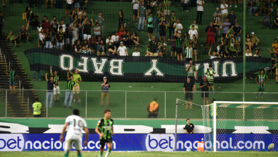 América e Coritiba em jogo do Brasileiro (foto: Ramon Lisboa/EM/D.A Press)