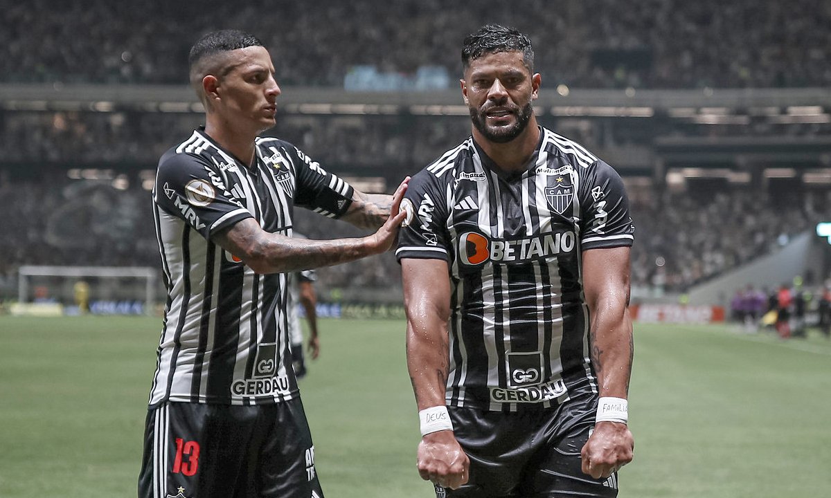 Arana e Hulk comemoram gol pelo Atlético na Arena MRV (foto: Pedro Souza/Atlético)