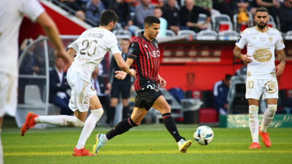 Youcef Atal, lateral argelino do Nice, em ação pelo time, que é vice-líder do Campeonato Francês (foto: Reprodução/Instagram)