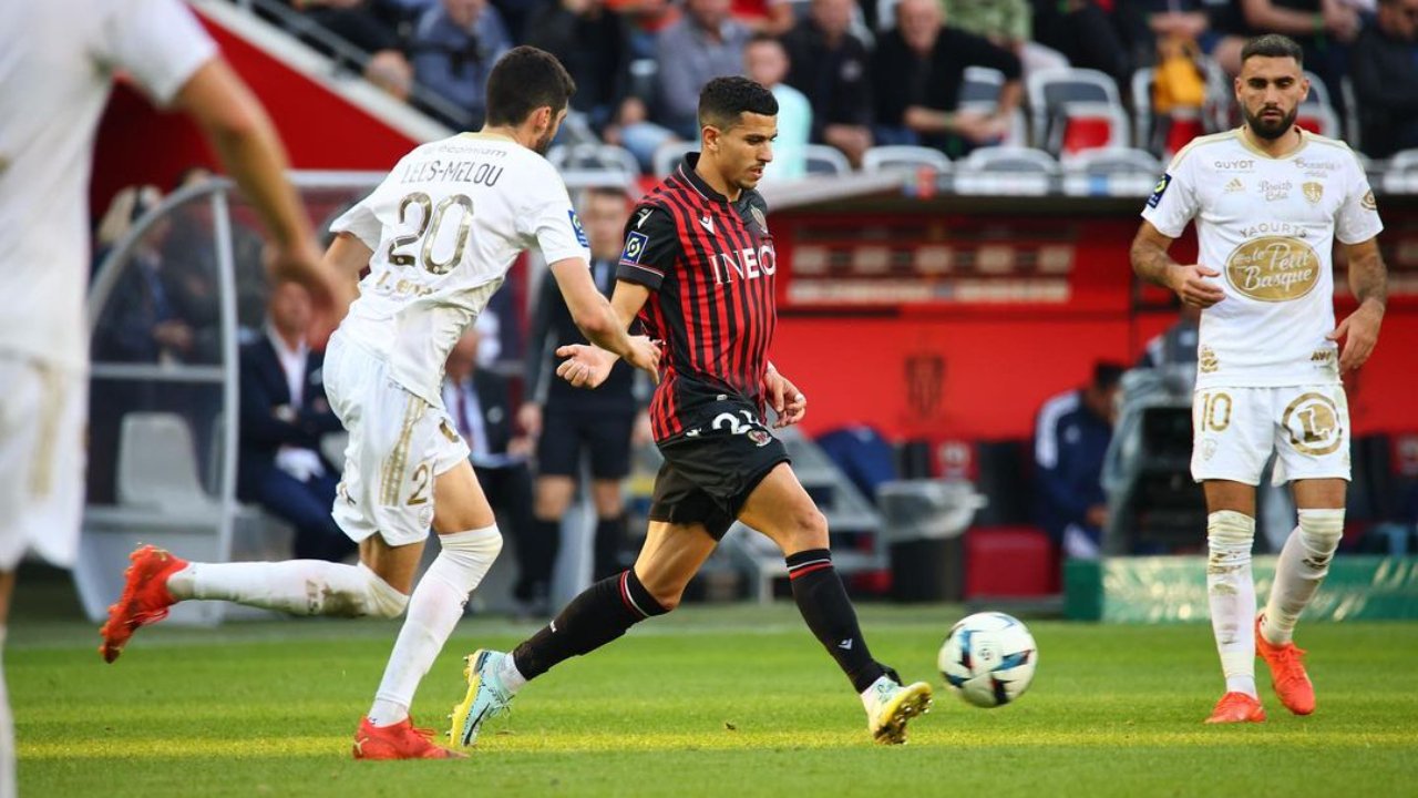 Youcef Atal, lateral argelino do Nice, em ação pelo time, que é vice-líder do Campeonato Francês (foto: Reprodução/Instagram)