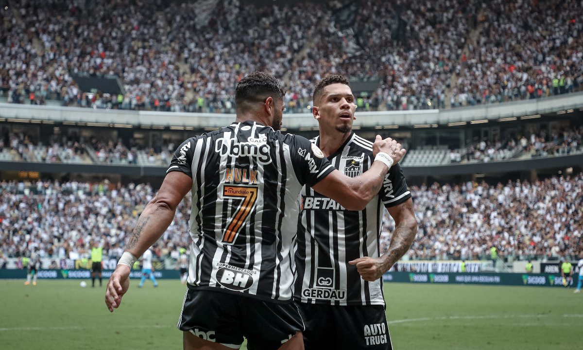 Hulk e Paulinho comemoram gol na Arena MRV (foto: Pedro Souza/Atlético)