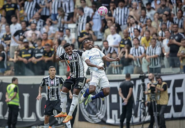 Jemerson e Nikão disputam bola em Atlético x Cruzeiro (foto: Pedro Souza/Atlético)
