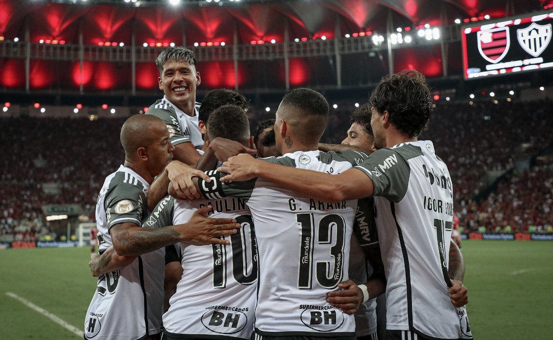 Jogadores do Atlético comemoram gol diante do Flamengo no Maracanã (foto: Pedro Souza/Atlético)