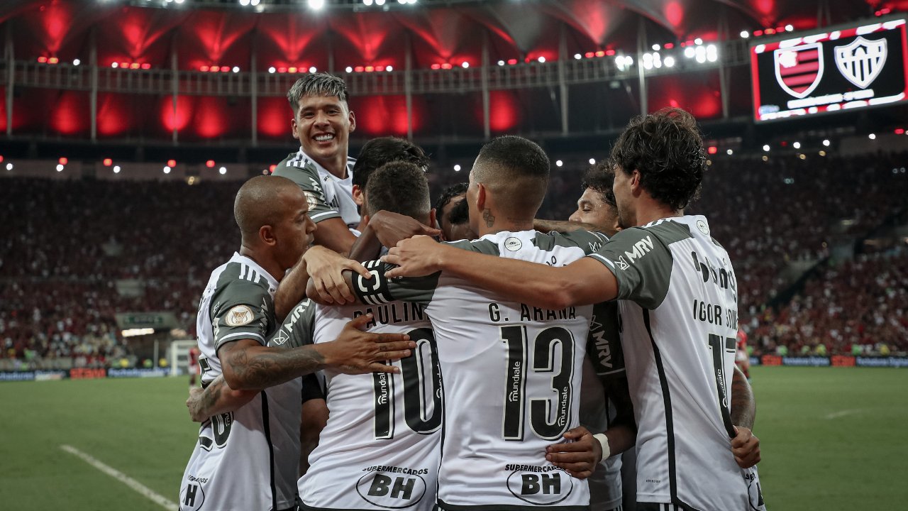 Time do Atlético comemora vitória sobre o Flamengo no Maracanã (foto: Pedro Souza/Atlético)