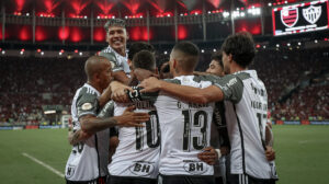 Jogadores do Atlético comemoram segundo gol sobre o Flamengo no Maracanã (foto: Pedro Souza/Atlético)