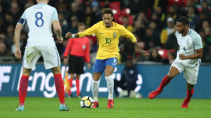Neymar em ação pela Seleção Brasileira na última partida do Brasil contra a Inglaterra, em Wembley, em 2017 - Crédito: 