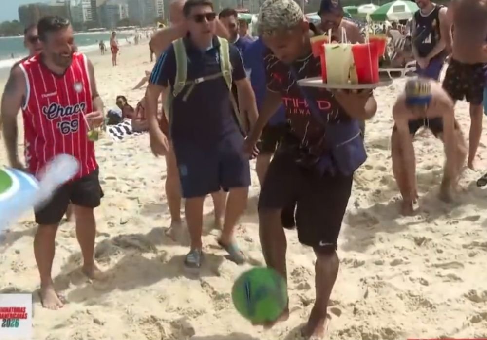 Brasileiro faz embaixadinha segurando bandeja de bebidas (foto: Reprodução/Redes Sociais)