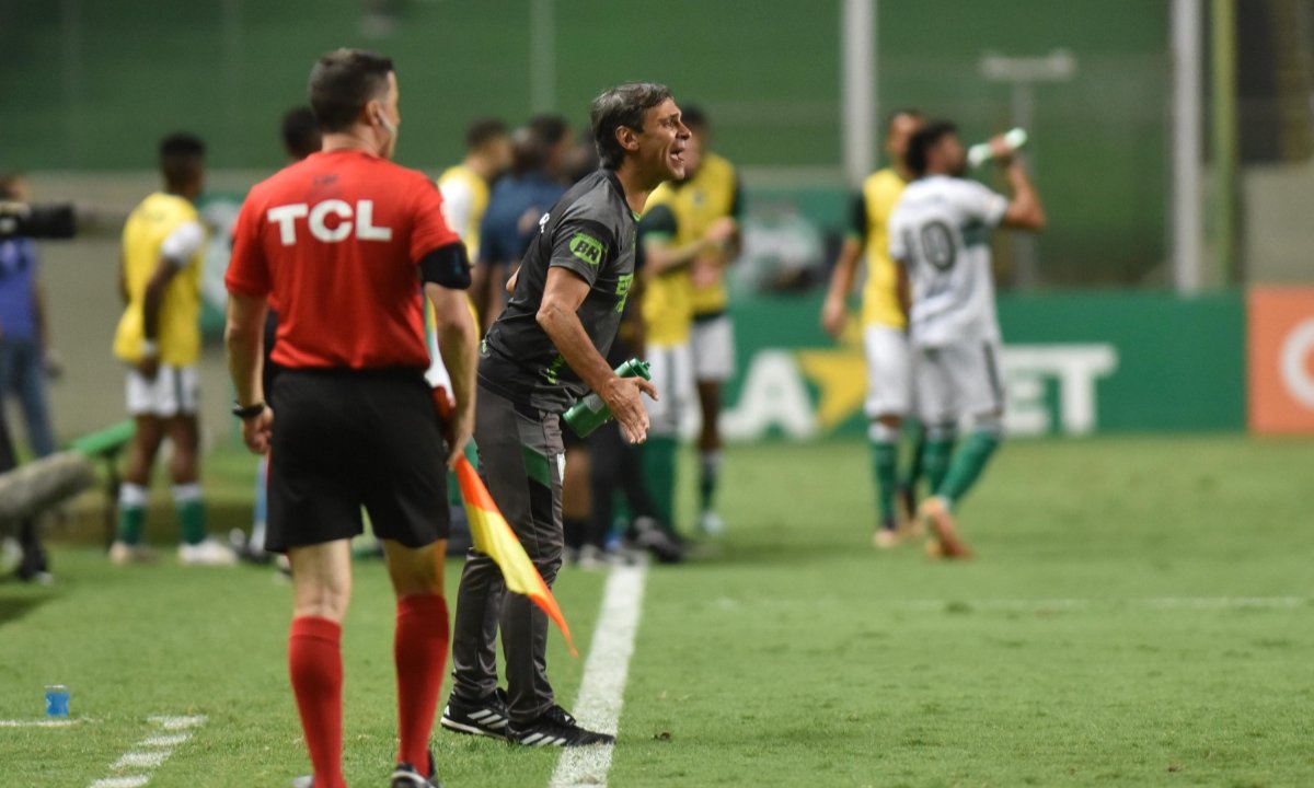 Fabián Bustos, técnico do América, em jogo pelo Brasileiro (foto: Ramon Lisboa/EM/D.A Press)