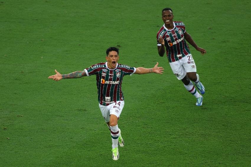 Arias e Cano comemoram gol na final da Libertadores (foto: SILVIO AVILA)
