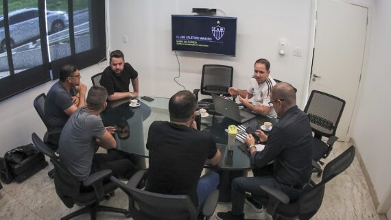 Reunião entre CIGA, diretoria de futebol do Atlético e Eduardo Coudet, em novembro de 2022 (foto: Pedro Souza/Atlético)