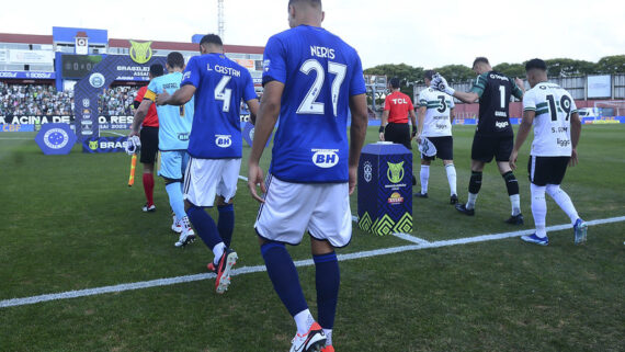 Jogadores de Coritiba e Cruzeiro (foto: Staff Images / Cruzeiro)