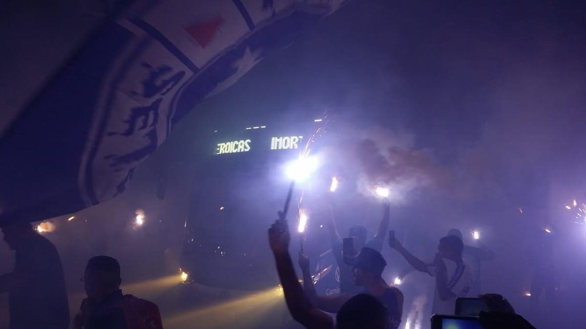'Rua de fogo' da torcida do Cruzeiro (foto: Juarez Rodrigues/EM/D.A Press)