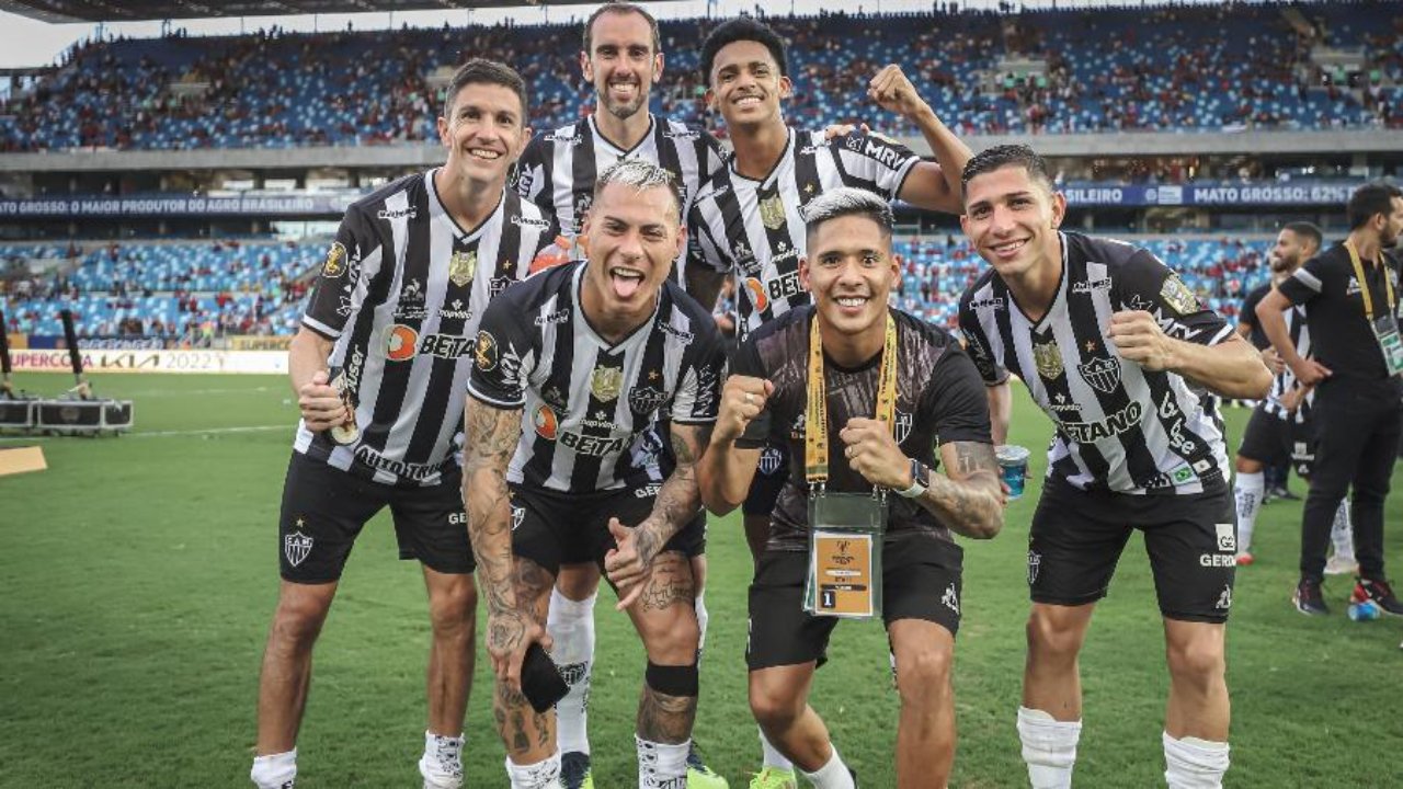 Dylan Borrero (acima, à direita), ao lado dos outros estrangeiros do Atlético no início de 2022: Nacho Fernandéz, Diego Godín, Eduardo Vargas, Matias Zaracho e Jefferson Savarino (foto: Pedro Souza/Atlético)