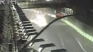Imagem do momento do acidente no carro de Carlos Sainz - Crédito: 
