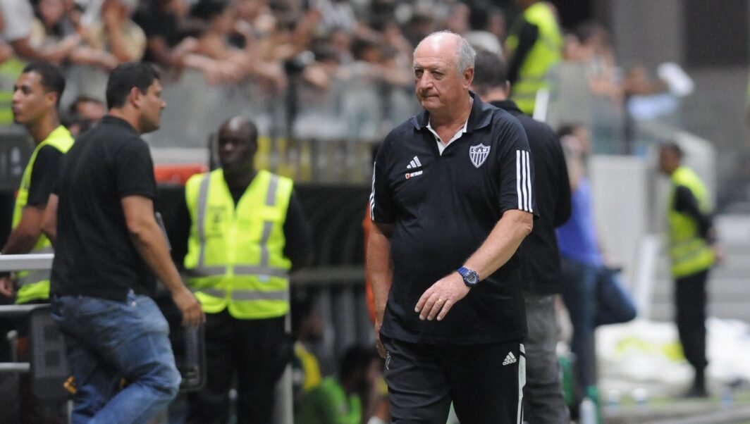 Felipão caminha na Arena MRV (foto: Gladyston Rodrigues/EM/D.A Press)