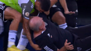 Felipão caiu no chão após Rubens, do Atlético, pular em seus ombros  - Crédito: 