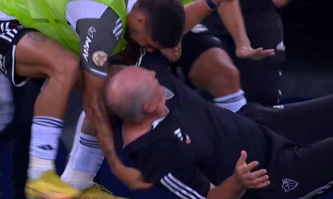 Felipão caiu no chão após um jogador do Atlético pular em seus ombros (foto: Reprodução/Premiere)