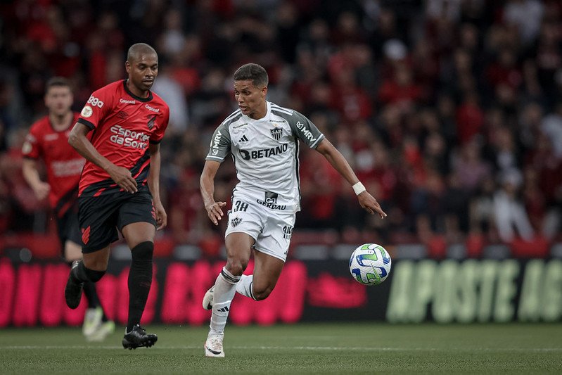 Fernandinho contra o Atlético (foto: Pedro Souza / Atlético)