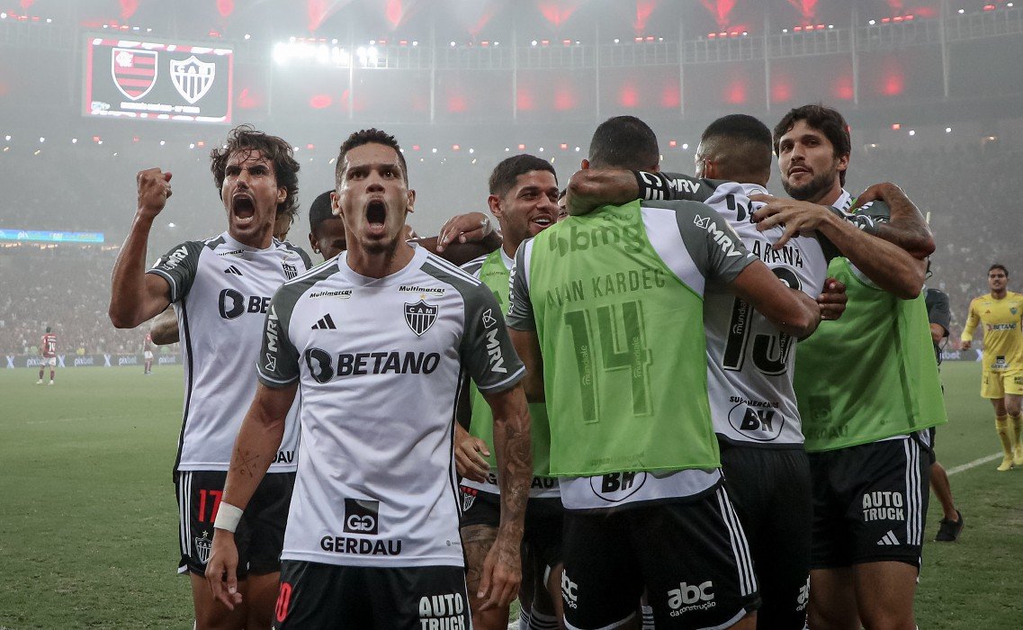 Jogadores do Atlético comemoram gol de Paulinho diante do Flamengo (foto: Pedro Souza/Atlético)