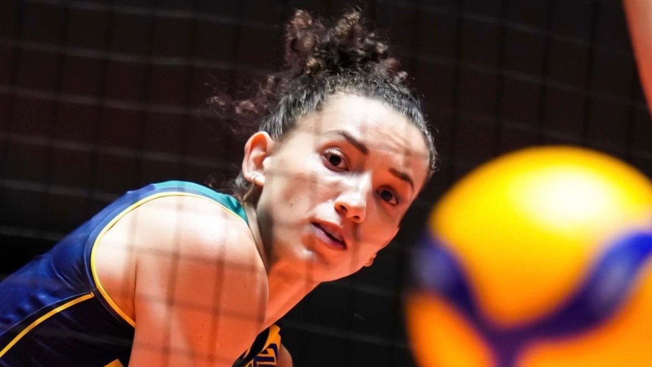 Gabi em ação pela Seleção Brasileira de vôlei (foto: Divulgação/Volleyball World)