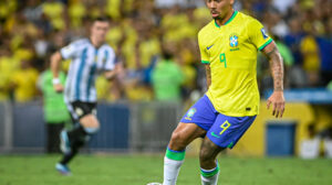 Gabriel Jesus em ação na partida entre Brasil e Argentina, pelas Eliminatórias - Crédito: 