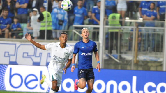 Lance da partida entre Cruzeiro e Goiás, pela 16ª rodada do Campeonato Brasileiro, no Independência (foto: Alexandre Guzanshe/EM/D.A Press)