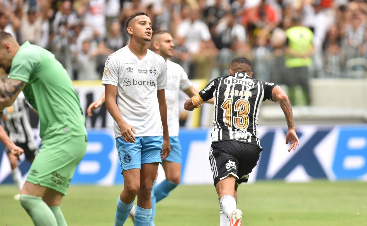 Arana corre em comemoração de golaço durante vitória do Atlético sobre o Grêmio (foto: Ramon Lisboa/EM/D.A Press)