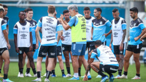 Jogadores do Grêmio reunidos com Renato Gaúcho em treino (foto: Lucas Uepel/Grêmio)