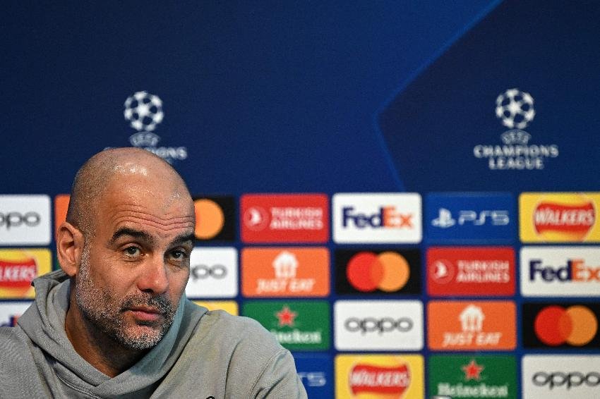 Guardiola em entrevista coletiva (foto: PAUL ELLIS)