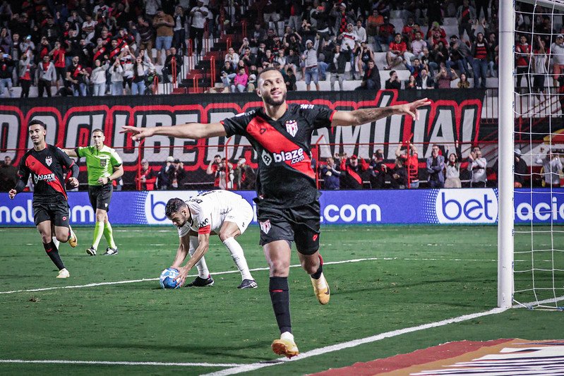 Gustavo Coutinho comemora gol na Série B (foto: Ingryd Oliveira/ACG)