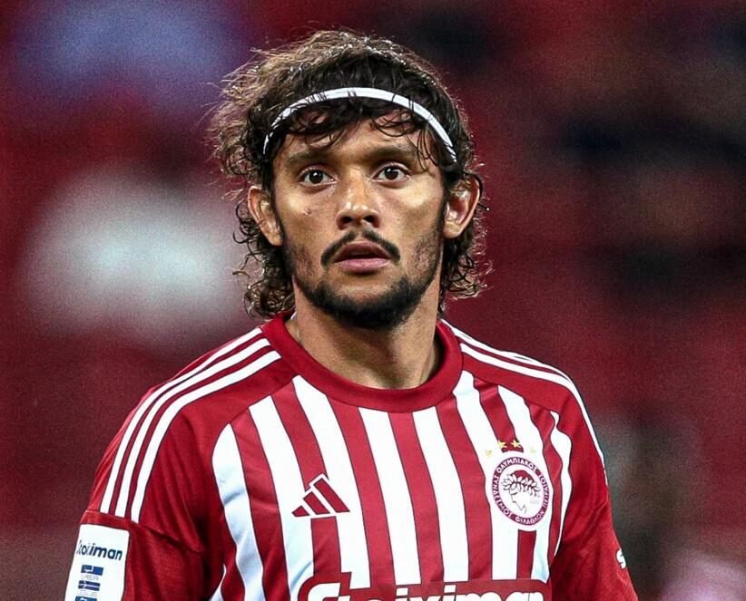 Gustavo Scarpa durante jogo do Olympiacos (foto: Divulgação/Olympiacos)