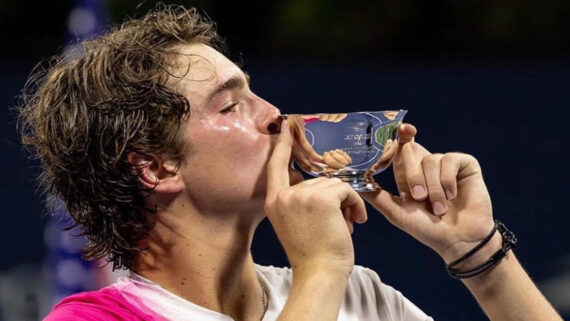 João Fonseca beija troféu do US Open juvenil (foto: Reprodução/Instagram)
