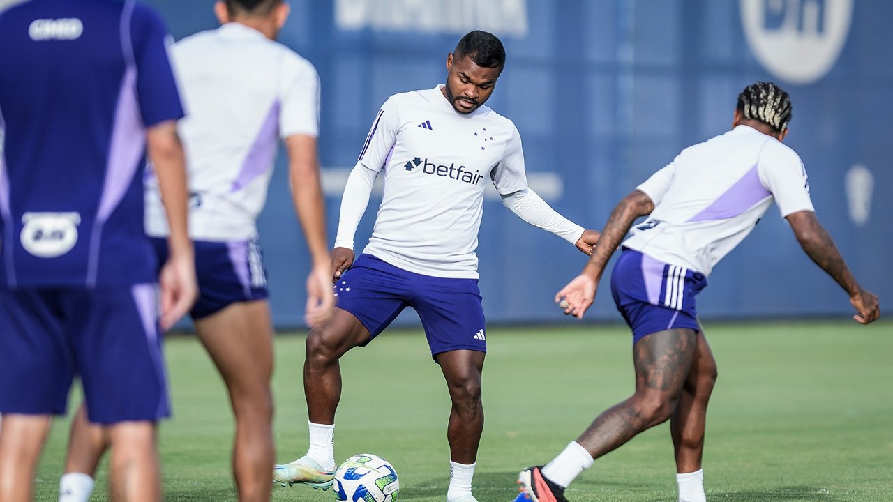 Nikão, meia do Cruzeiro, treinando na Toca da Raposa (foto: Gustavo Aleixo/Cruzeiro)