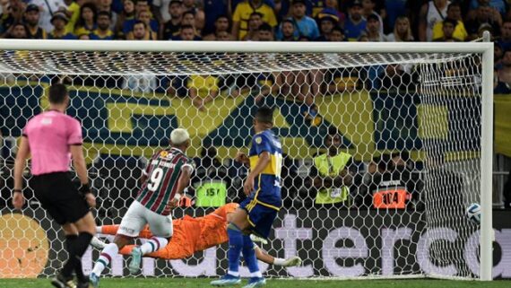 John Kennedy gol sobre o Boca final da Libertadores (foto: AFP)