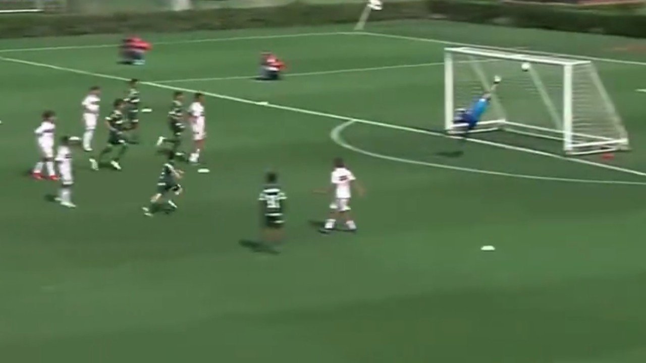 Momento que o goleiro do São Paulo Sub-12 defende 