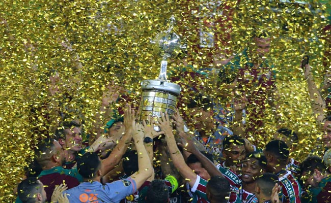 Jogadores do Fluminense erguem a taça Libertadores no Maracanã - (foto: Sílvio Ávila/AFP)