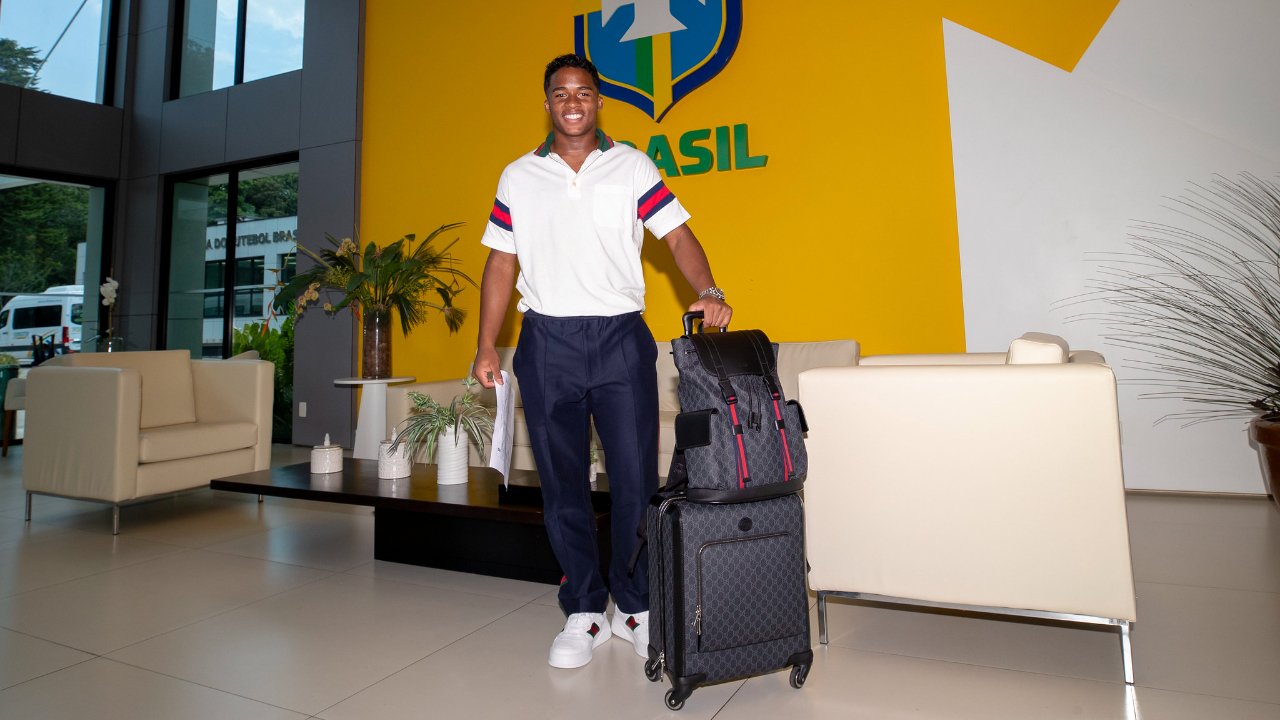 Endrick chegou à Granja Comary com look completo da Gucci, grife italiana (foto: Joilson Marconne / CBF)
