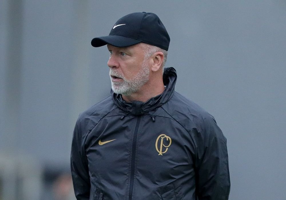Mano Menezes durante treino do Corinthians (foto: Divulgação/Corinthians)