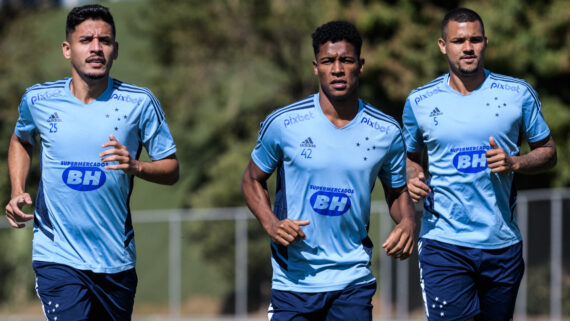 Neto Moura, à esquerda, em treino com a equipe do Cruzeiro (foto: Gustavo Aleixo/Cruzeiro)