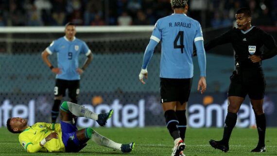 Neymar sofre lesão no joelho esquerdo (foto: PABLO PORCIUNCULA/AFP)