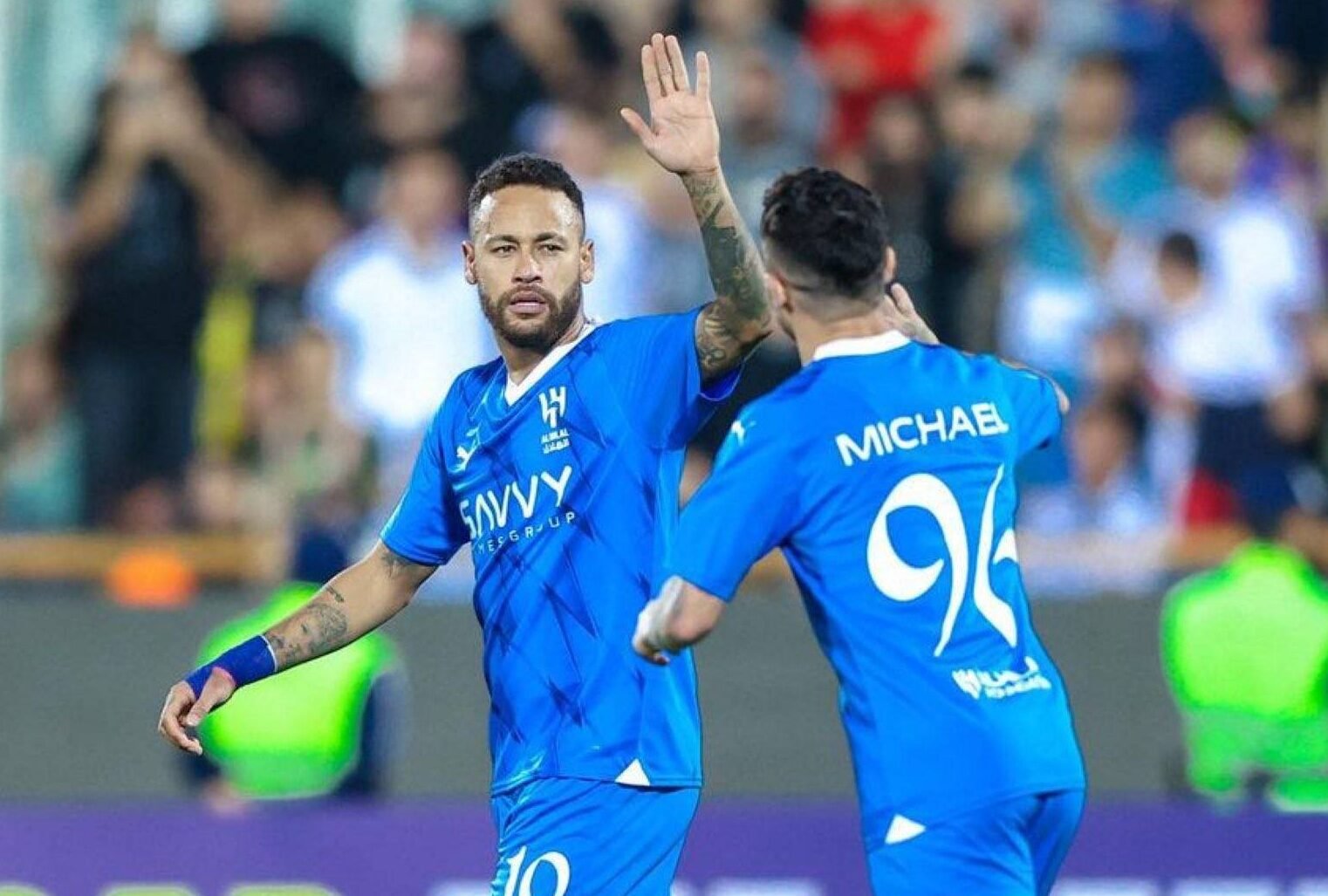 Neymar cumprimenta Michael (foto: Divulgação/Al Hilal)
