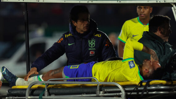 Neymar sendo carregado de maca em jogo da Seleção BrasileiraNeymar sendo carregado de maca em jogo da Seleção Brasileira (foto: Pablo Porciuncula/AFP)