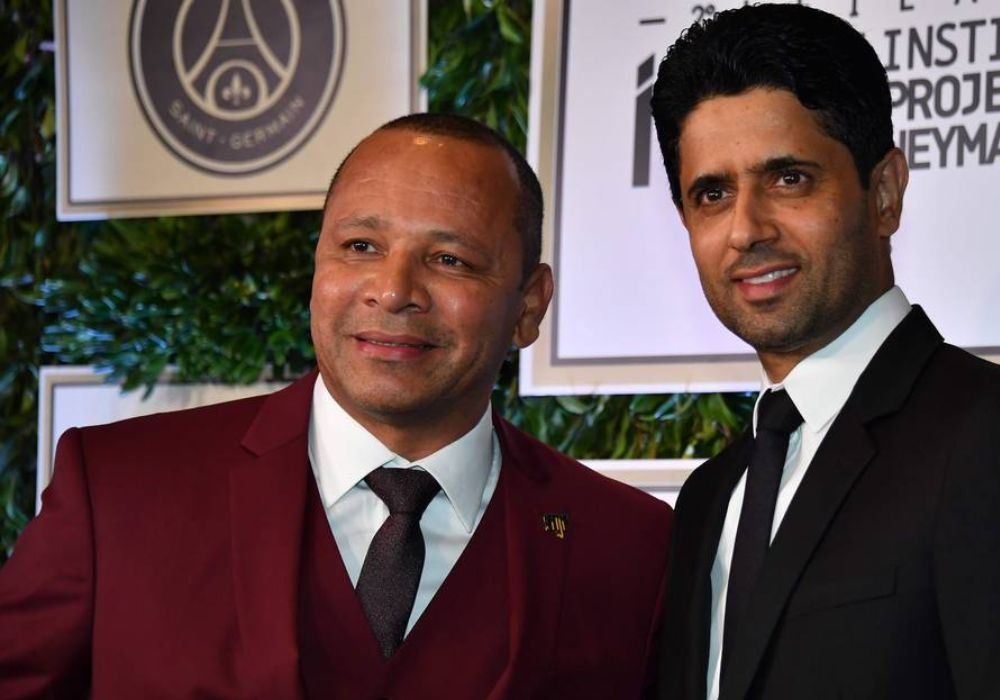 Pai de Neymar ao lado de dono do PSG (foto: NELSON ALMEIDA / AFP)