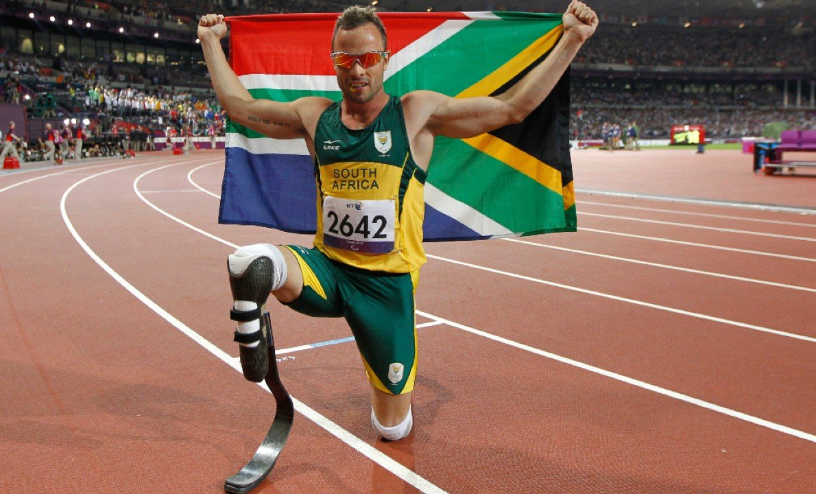 oscar pistorius com a bandeira da áfrica do sul (foto: IAN KINGTON AFP)
