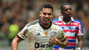 Paulinho é o artilheiro do Brasileiro ao lado de Tiquinho Soares, do Botafogo, com 16 gols marcados - Crédito: 
