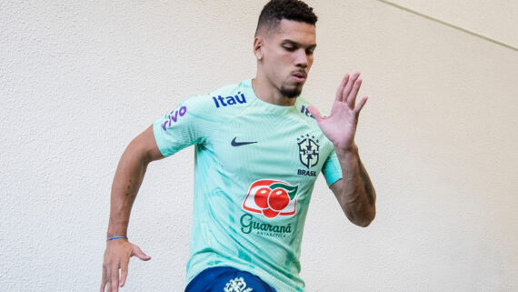 Paulinho em treino pela Seleção Brasileira (foto: Joilson Marconne / CBF)