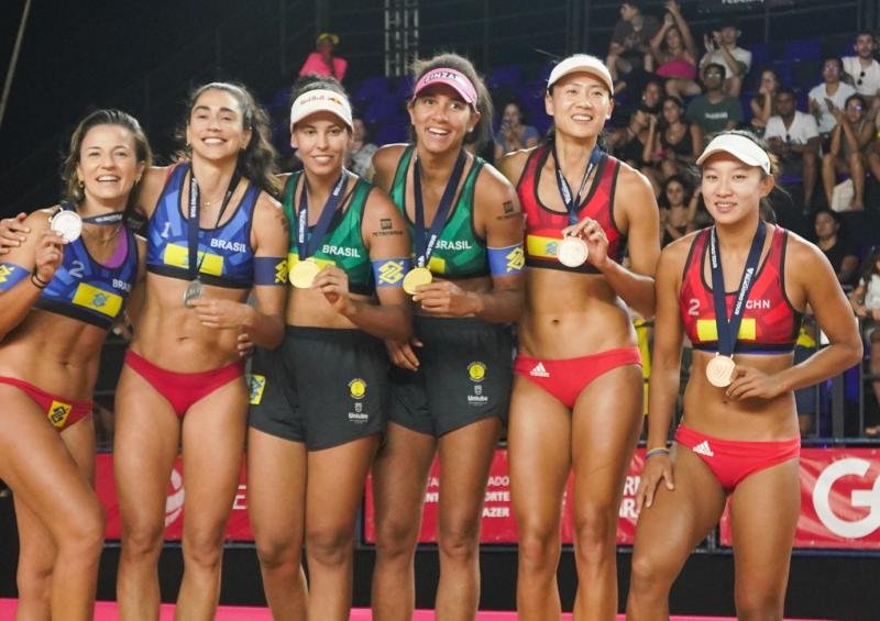 Pódio da etapa Elite de João Pessoa do Circuito Mundial de vôlei de praia (foto: Maurício Val/FV Imagem/CBV)